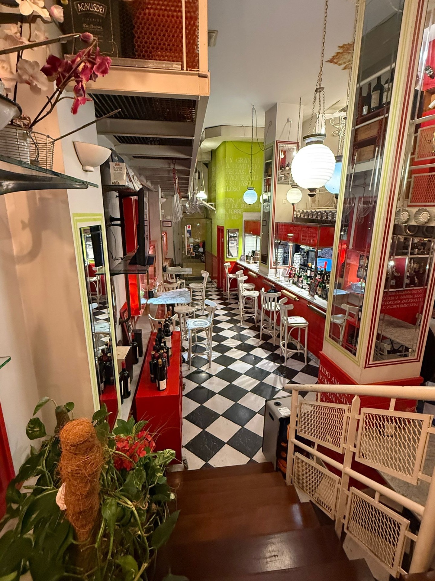 Interior del restaurante con barra de madera y suelo de damero
