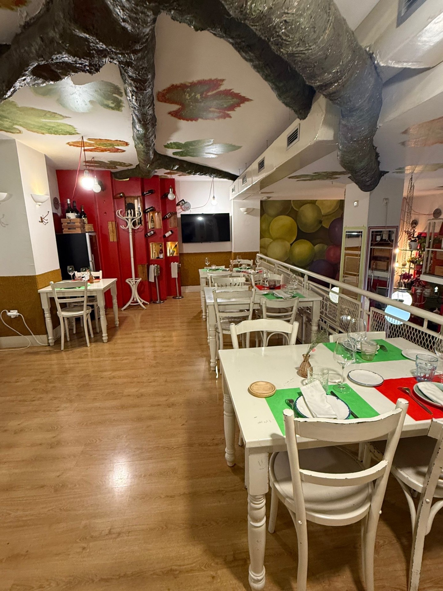 Segunda planta, comedor principal con techos pintados a mano y vigas decoradas