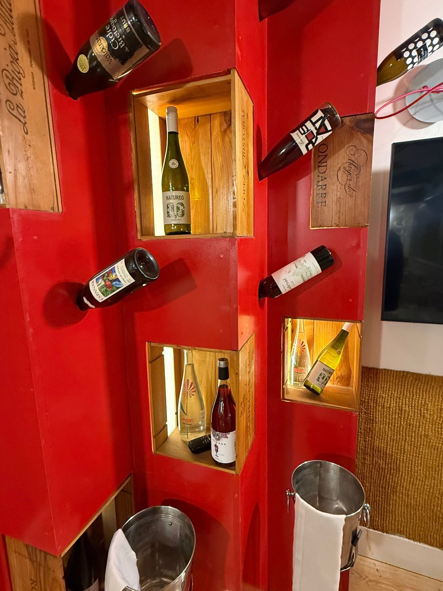 Pared de vinos del restaurante